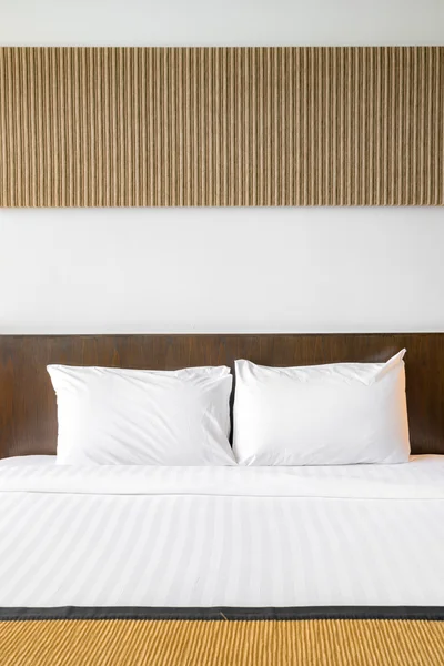 Cuscini bianchi in camera da letto — Foto Stock