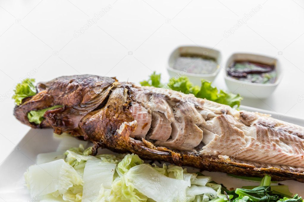 Grilled fish with vegetable and sauce