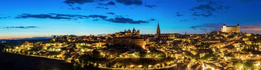 Toledo Cityscape Alcazar alacakaranlıkta ile