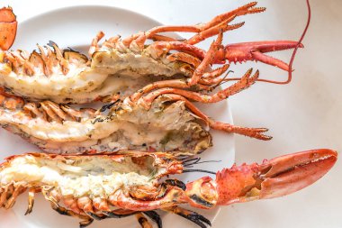 Plaka üzerinde ızgara ıstakoz