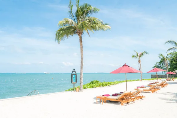 Sedie e ombrelloni su una bellissima spiaggia tropicale — Foto Stock