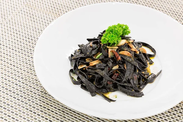 Black aglio olio pasta — Stock Photo, Image