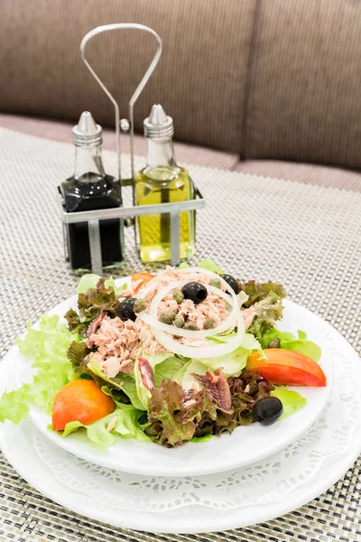 Thunfischsalat mit frischem Gemüse — Stockfoto