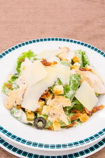 Caesar-Salat mit Speck — Stockfoto