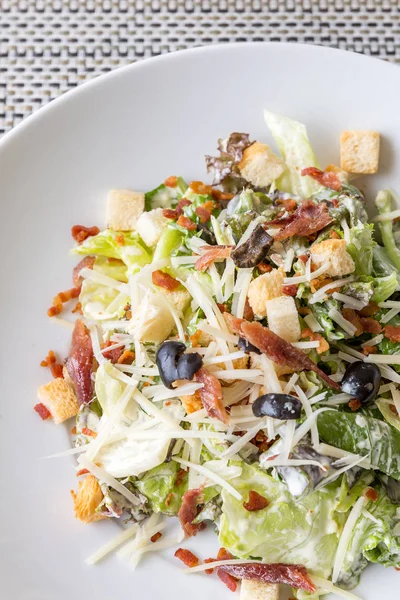 Salada Caesar com bacon — Fotografia de Stock