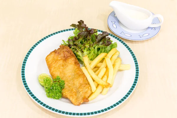 Fisch und Kartoffelchips — Stockfoto