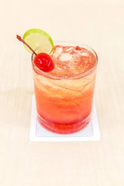 Клубничный коктейль с вишней — стоковое фото