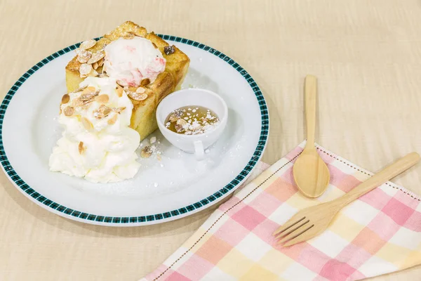 Honigtoast mit Erdbeere — Stockfoto