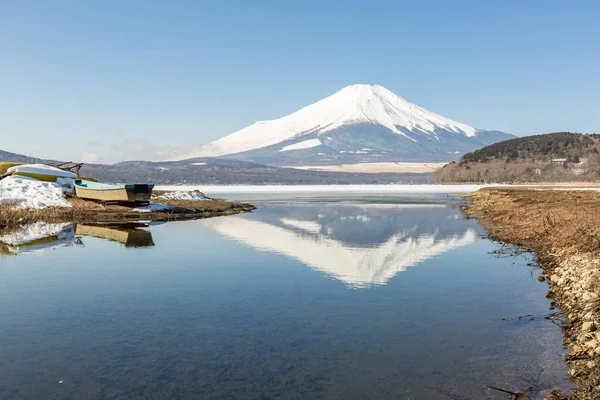 Tó és a hegyi Fuji — Stock Fotó