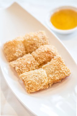 Kızarmış domuz eti ve karides