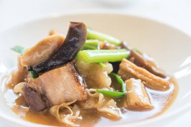 Kızarmış deniz ürünleri şehriye