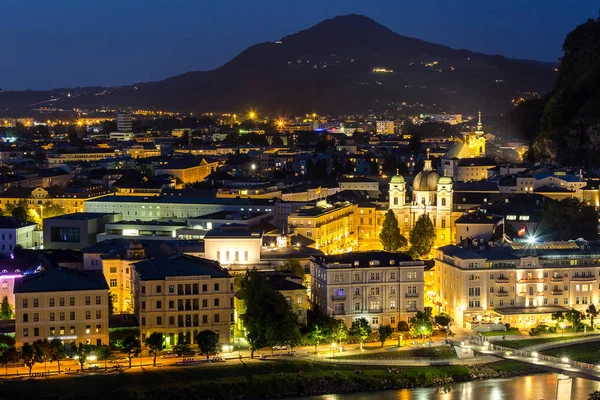 Ciudad de Salzburgo por la noche — Foto de Stock