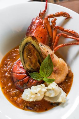 Istakoz kuyruğu ızgara pastis yarıya