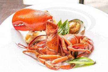 Yarıya ıstakoz kuyruğu ızgara