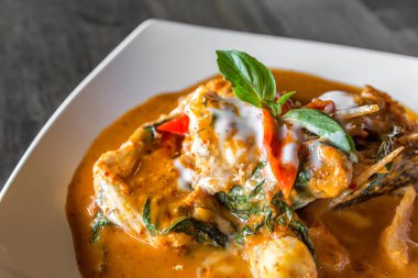 Balıkla kırmızı köri Yapıştır