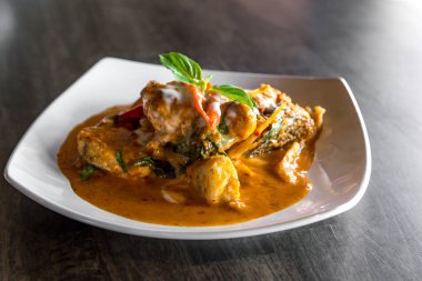 Balıkla kırmızı köri Yapıştır