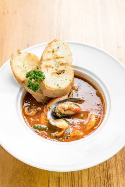 Deniz ürünleri Marinara ile makarna