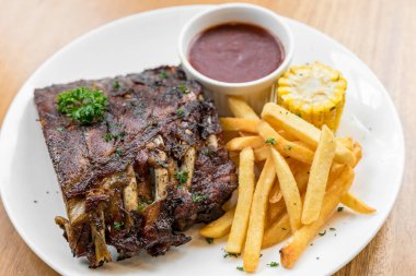 mangalda ızgara domuz