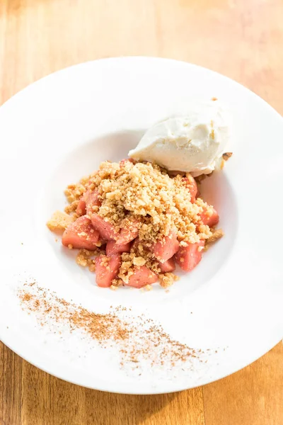 Apple crumble with Icecream — Stock Photo, Image