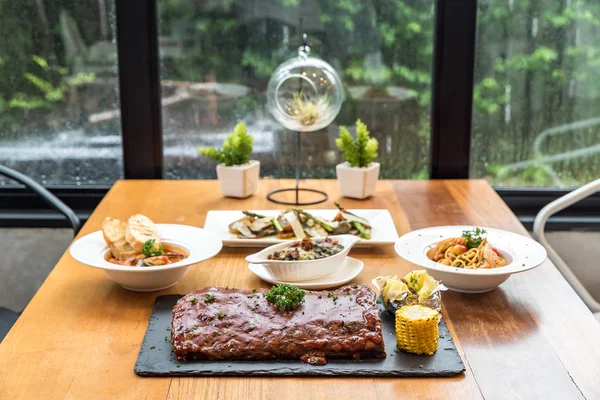 Table à manger avec de la nourriture — Photo