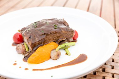 Yavaş Kavrulmuş kaburga yemek