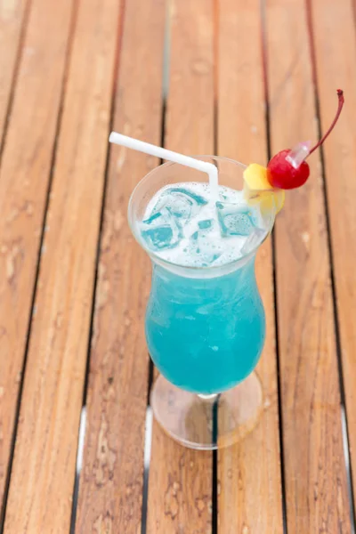 Льодом синій коктейль — стокове фото