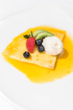 Dondurma krep tatlı ile