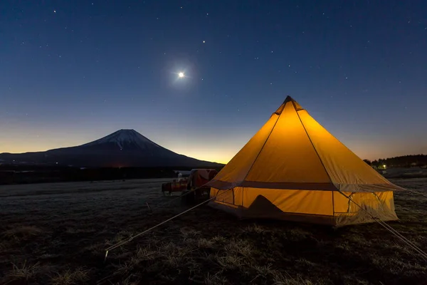 Luna subida en la montaña fuji — Foto de Stock