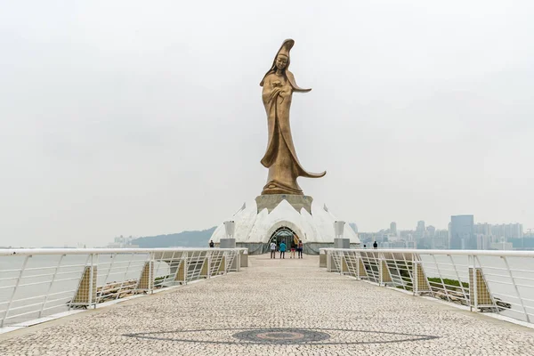 Statua Matki złoty — Zdjęcie stockowe