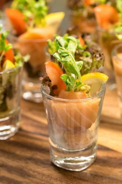 Somon tapas kokteyl alır