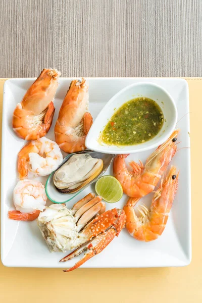 Свежие морепродукты на белом блюде — стоковое фото