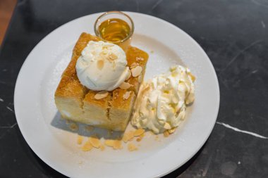 Akçaağaç şurubu ile tost