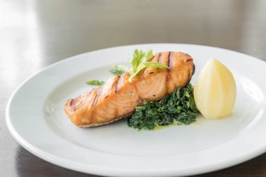 Kızarmış somon bifteği