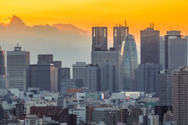 Cityscape ve dağ fuji gün batımında 