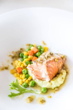 Püresi patates ile ızgara somon