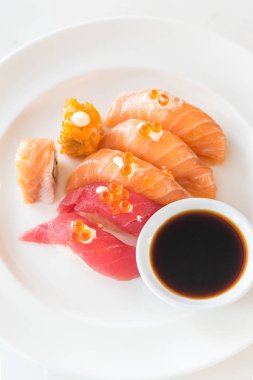 Sushi somon ve ton balığı seti