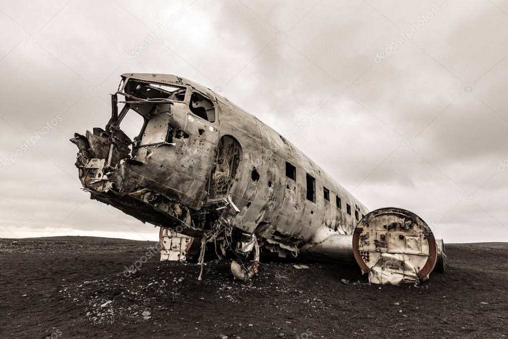 wreck military plane 