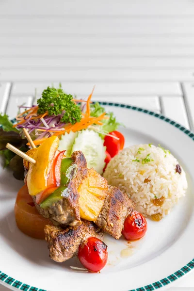 Шампур з яловичини на грилі з рисом — стокове фото