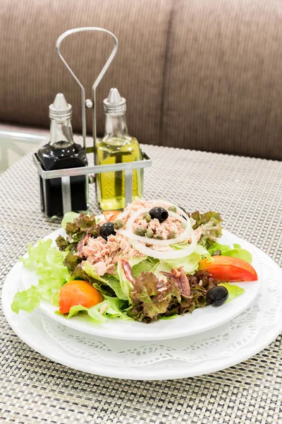 Ton balıklı salata sebze ile — Stok fotoğraf