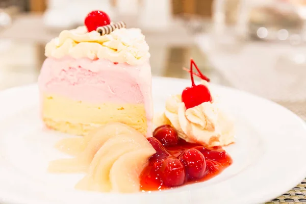 Strawberry Ice cream cake — Stock Photo, Image