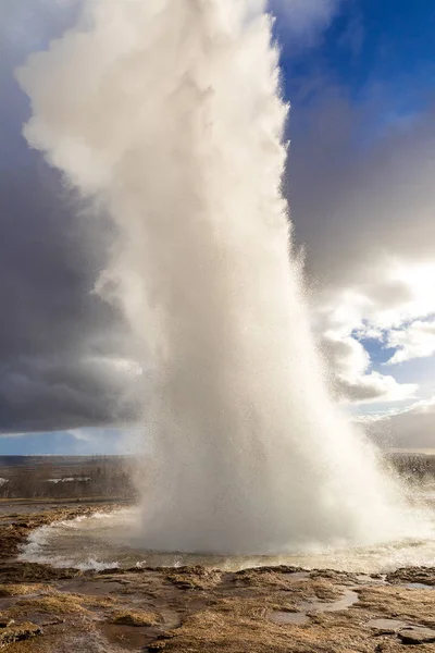 Strokkur geysir na primavera — Fotografia de Stock