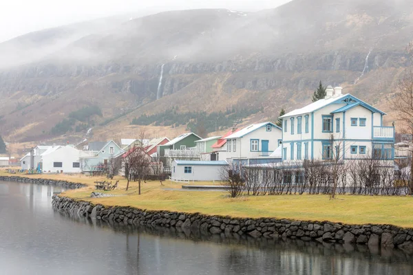 Seydisfjordur paesaggio urbano in Islanda — Foto Stock