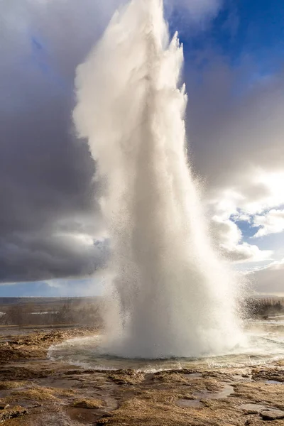 Strokkur виверження geysir — стокове фото