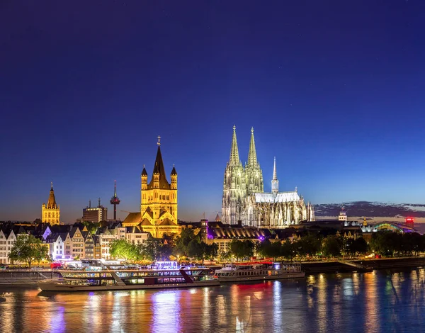 Köln Katedrali Ren Nehri üzerinde — Stok fotoğraf