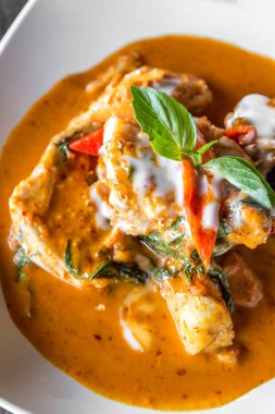 Balıkla kırmızı köri Yapıştır