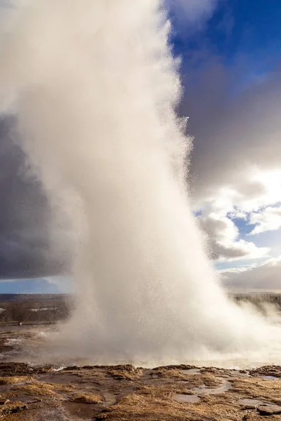 Iceland strokkur geysir — стокове фото