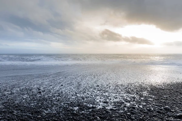 Grande onda sulla spiaggia nera — Foto Stock