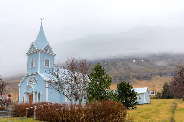 Seydisfjordur Iglesia bajo el cielo — Foto de Stock