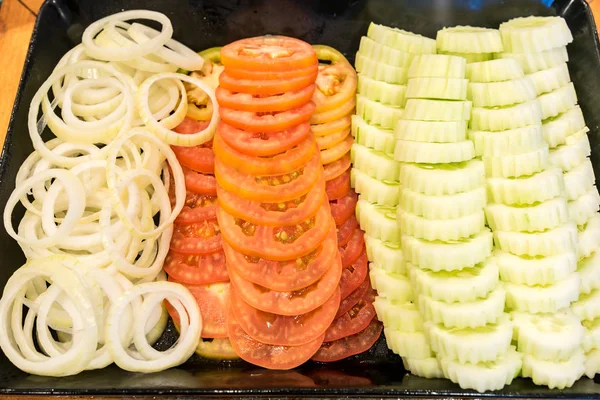 Cebola com tomate e pepino — Fotografia de Stock