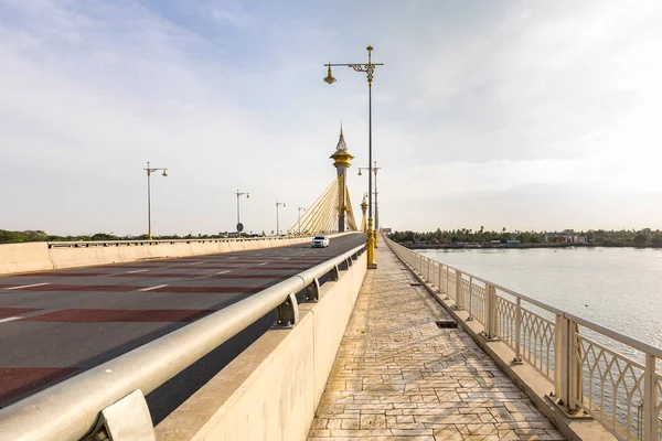 Maha Chesadabodindranusorn brug — Stockfoto